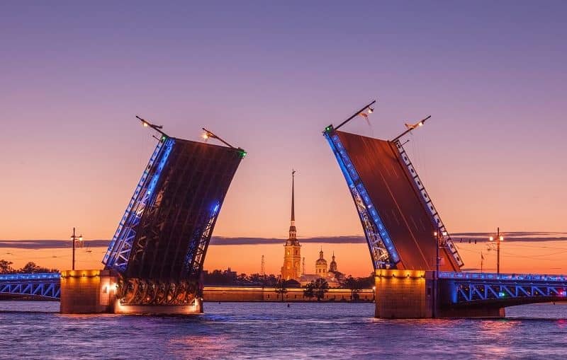 Sankt Petersburg: Peter und Paulsfestung, Schlossbrücke über die Newa - Russlandvisum von Paneurasia