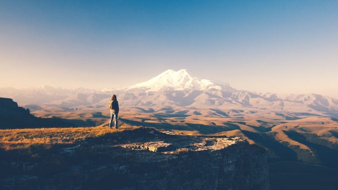 Wanderer am Mt. Elbrus im Kaukasus Wanderer am Mt. Elbrus im Nordkaukasus