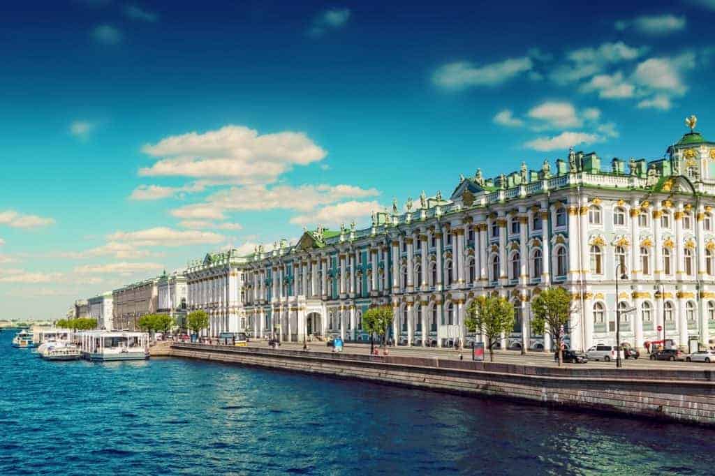 Sankt Petersburg: Eremitage von der Schlossbrücke über die Newa